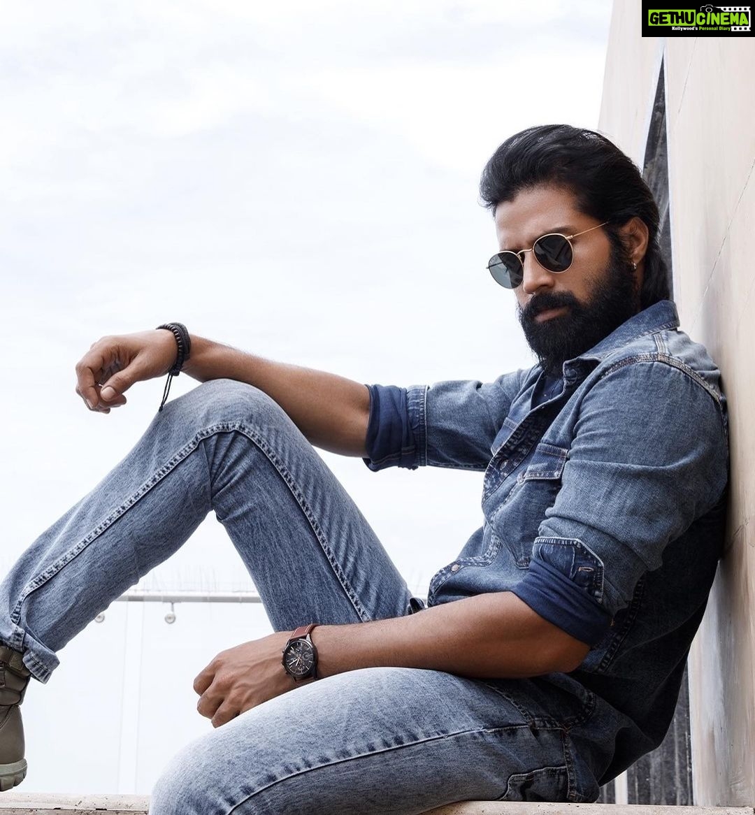 Santhosh Prathap Instagram - #clothesdontmakeththeman campaign For @derby_men Concept @derby_vijay Shot by @imxalxalim Stylist @riwaz_lama Asst @balaa1981 #DerbyMen #Denims #FestiveCollection #NewCollection #StepOutInStyle #OOTD #StayStylish #MakeAStyleStatement #casualwear Vertica
