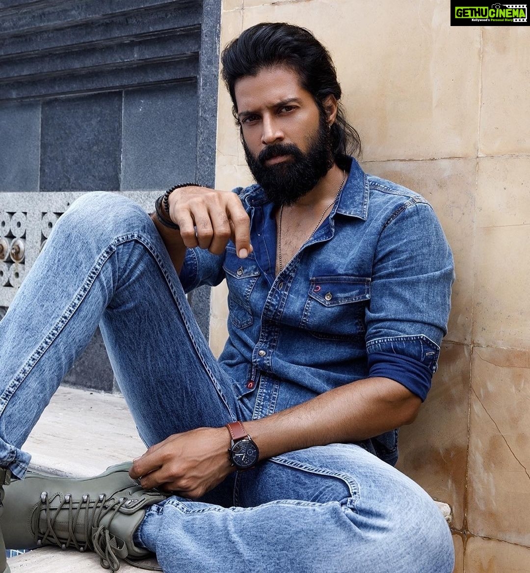 Santhosh Prathap Instagram - #clothesdontmakeththeman campaign For @derby_men Concept @derby_vijay Shot by @imxalxalim Stylist @riwaz_lama Asst @balaa1981 #DerbyMen #Denims #FestiveCollection #NewCollection #StepOutInStyle #OOTD #StayStylish #MakeAStyleStatement #casualwear Vertica