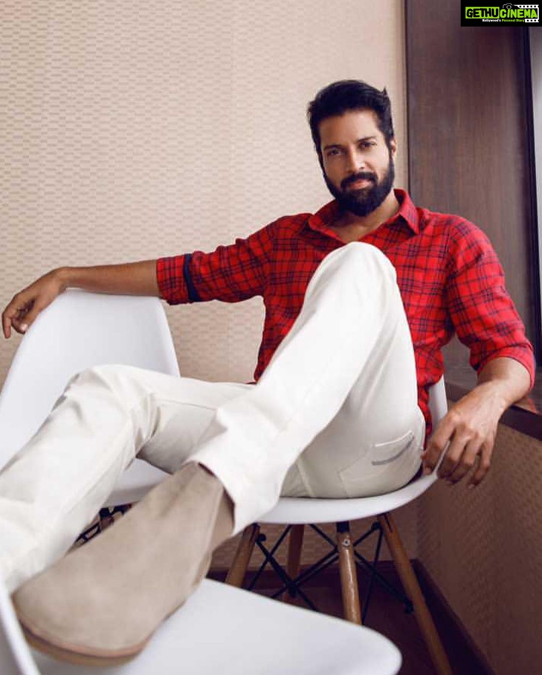 Santhosh Prathap Instagram - #clothesdontmakeththeman campaign For @derby_men Concept @derbyvijaykapoor Shot by @imxalxalim Stylist @riwaz_lama Asst @balaa1981 #DerbyMen #Denims #FestiveCollection #NewCollection #StepOutInStyle #OOTD #StayStylish #MakeAStyleStatement #CasualWear Vertica