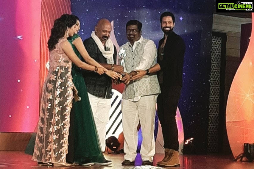Santhosh Prathap Instagram - Thank you very much for selecting me to receive the 'Face Of The Year in Advertisements and Branding' 6th Annual TEA Awards 2019 (#thomasedisonawards2019 ). This is clearly one of the most significant event of my professional career. Thank you Edison Awards for this recognition. Thank you so much @balaji2888 for nominating my name. Thank you @varshavrajan and @praveena I owe this award to you guys. Thanks to my Director @jeryclicks @maniintalkies @stillwatersfilms (for @asianpaints ) @whackyfilms Director @vkprakash And @dop007 sir (for @colgate ) Thank you @sam.sanam.shetty and @athulyaofficial it was an honour to receive the award from my Co-stars. #faceoftheyear2019 #advertisement #thomasedisonawards2019 #modellinglife The Leela Palace Chennai
