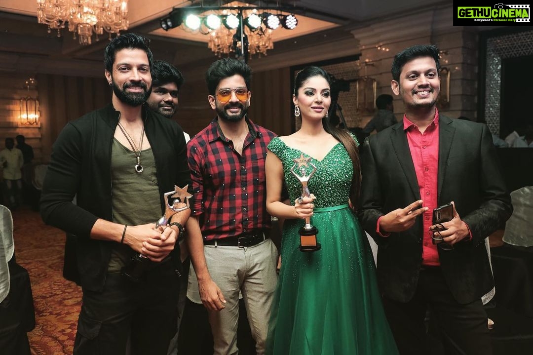 Santhosh Prathap Instagram - Thank you very much for selecting me to receive the 'Face Of The Year in Advertisements and Branding' 6th Annual TEA Awards 2019 (#thomasedisonawards2019 ). This is clearly one of the most significant event of my professional career. Thank you Edison Awards for this recognition. Thank you so much @balaji2888 for nominating my name. Thank you @varshavrajan and @praveena I owe this award to you guys. Thanks to my Director @jeryclicks @maniintalkies @stillwatersfilms (for @asianpaints ) @whackyfilms Director @vkprakash And @dop007 sir (for @colgate ) Thank you @sam.sanam.shetty and @athulyaofficial it was an honour to receive the award from my Co-stars. #faceoftheyear2019 #advertisement #thomasedisonawards2019 #modellinglife The Leela Palace Chennai