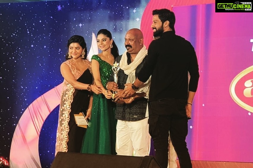 Santhosh Prathap Instagram - Thank you very much for selecting me to receive the 'Face Of The Year in Advertisements and Branding' 6th Annual TEA Awards 2019 (#thomasedisonawards2019 ). This is clearly one of the most significant event of my professional career. Thank you Edison Awards for this recognition. Thank you so much @balaji2888 for nominating my name. Thank you @varshavrajan and @praveena I owe this award to you guys. Thanks to my Director @jeryclicks @maniintalkies @stillwatersfilms (for @asianpaints ) @whackyfilms Director @vkprakash And @dop007 sir (for @colgate ) Thank you @sam.sanam.shetty and @athulyaofficial it was an honour to receive the award from my Co-stars. #faceoftheyear2019 #advertisement #thomasedisonawards2019 #modellinglife The Leela Palace Chennai