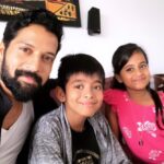 Santhosh Prathap Instagram - - Just when I think I have learned the way to live, life changes its perspective.. So much of energy they spread ❤️ #childrenlearnwhattheylive #kidsareawesome #juniorcelebrities #supersingersajini #vayadi and upcoming young composer @kayvoxrock