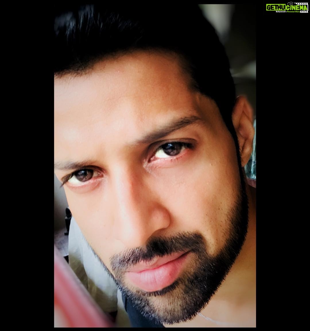 Santhosh Prathap Instagram - Fix up look sharp 🤨 #livesmart #thegentlemanscode #kindheart #fiercemind #bravespirit