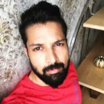 Santhosh Prathap Instagram - #MrChandramoulie #momentstocherish #thanksabunch #behindthescenes #movieteam #kollywood @dir_thiru @gauthamramkarthik @varusarathkumar @reginaacassandraa @bofta_chennai @j_mahendran1974 @samcsmusic @richardmnathan #dirmahendran #diragathian #dhananjayangovind #navarasanayagankarthik