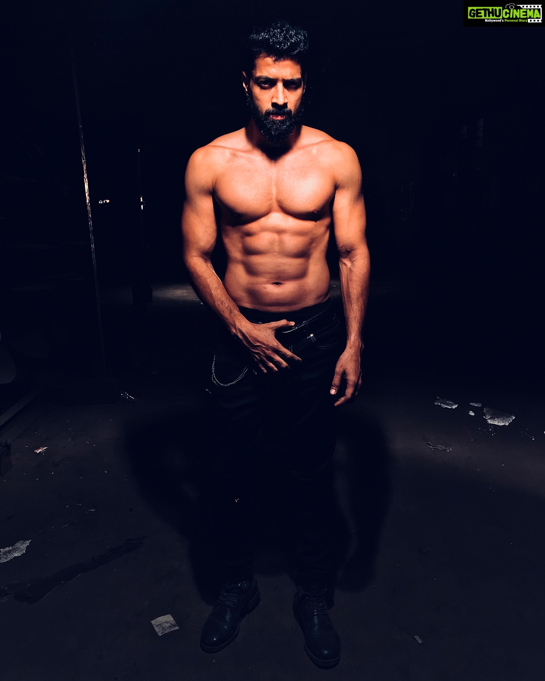 Santhosh Prathap Instagram - “I Really Need New Clothes 😈” - Me Every Morning 🤫 #dontfollowtrends #starttrendz #ootd #fitnessaddict #mensstyle #trendsetter #bearded #yolo #bethechange