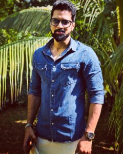 Santhosh Prathap Instagram - பழையன கழிதலும் புதியன புகுதலும் வழுவல கால வகையி னானே ‘'the old order changes yielding place to new'’. #festival #hope #yolo #ethnic #thamizh #nammaooru #bogi #pongal #jallikattu #kaalai 🌾🐂 Chennai, India