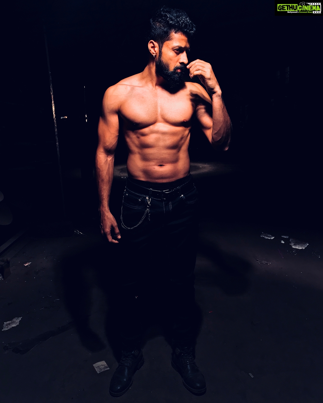 Santhosh Prathap Instagram - “I Really Need New Clothes 😈” - Me Every Morning 🤫 #dontfollowtrends #starttrendz #ootd #fitnessaddict #mensstyle #trendsetter #bearded #yolo #bethechange