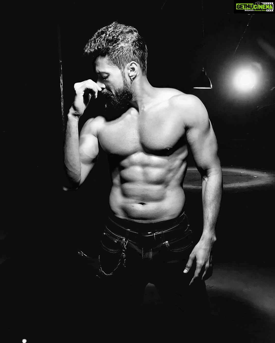 Santhosh Prathap Instagram - “I Really Need New Clothes 😈” - Me Every Morning 🤫 #dontfollowtrends #starttrendz #ootd #fitnessaddict #mensstyle #trendsetter #bearded #yolo #bethechange
