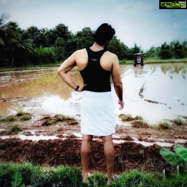 Santhosh Prathap Instagram - தமிழன்டா எந்நாளும் சொன்னாலே திமிரேறும்... 💪 காற்றோட கலந்தாலும் அதுதான் உன் அடையாளம்.... 🙏 - Culture opens the sense of beauty 🌴 #mersal #roots #nativemade #agriculturelife #actorslife #kollywood #shootdairies #PNK Tamil Nadu