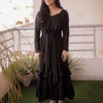 Sarah Khan Instagram - @sowears has always been my favourtie when it comes to long dresses🌸 Loved the feel and style of this chiken black dress 👗 PR:@aneehafeez 📸 @abdulsamadzia #sowears #sarakhan #aneehafeez #sarafalak #falakshabir #longdress #floraldress