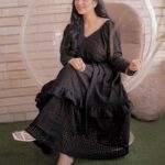 Sarah Khan Instagram - @sowears has always been my favourtie when it comes to long dresses🌸 Loved the feel and style of this chiken black dress 👗 PR:@aneehafeez 📸 @abdulsamadzia #sowears #sarakhan #aneehafeez #sarafalak #falakshabir #longdress #floraldress