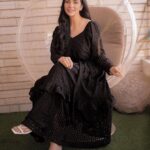 Sarah Khan Instagram - @sowears has always been my favourtie when it comes to long dresses🌸 Loved the feel and style of this chiken black dress 👗 PR:@aneehafeez 📸 @abdulsamadzia #sowears #sarakhan #aneehafeez #sarafalak #falakshabir #longdress #floraldress