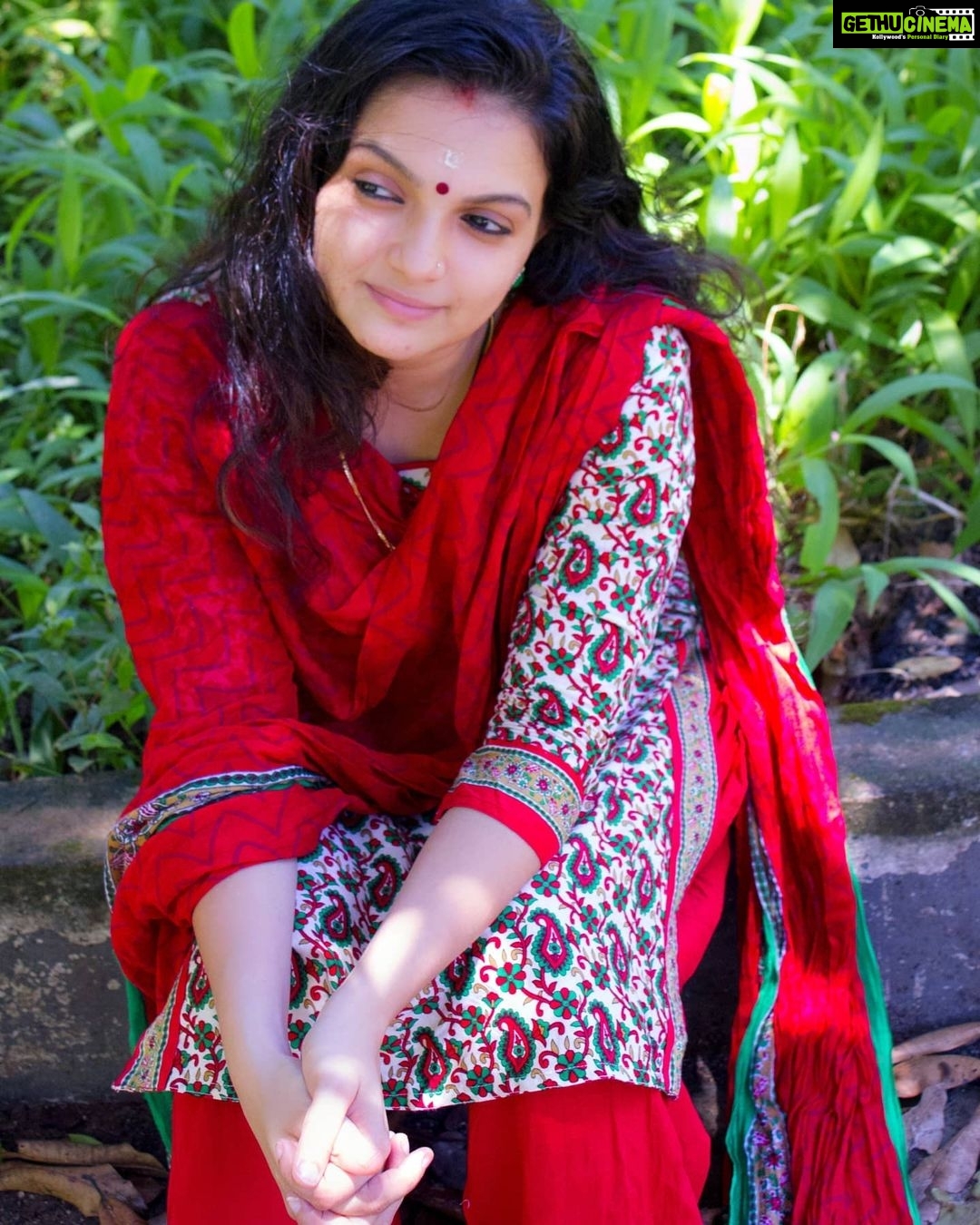 Saranya Mohan Instagram - What we see depends mainly on what we look for😊