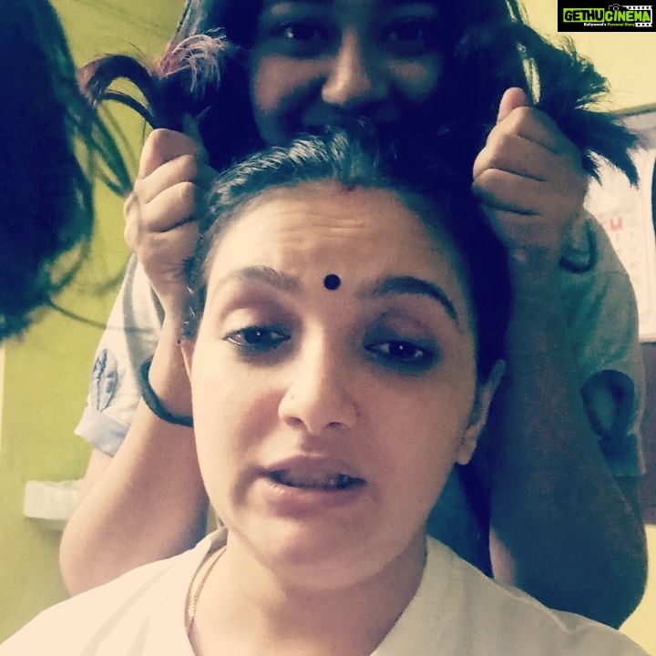 Saranya Mohan Instagram - എന്നിലെ കവി ഉണർന്നു 😍 കുഞ്ഞി കുഞ്ഞി കാലുള്ള പൂനി... കുഞ്ഞി കുഞ്ഞി കൈയ്യുള്ള പൂനി... കുഞ്ഞി കുഞ്ഞി കണ്ണുള്ള പൂനി... ചുണ്ടരി പൂനി.. തുന്ദരി പൂനി 💞 Have a nice day🤣🤣🤣🤣