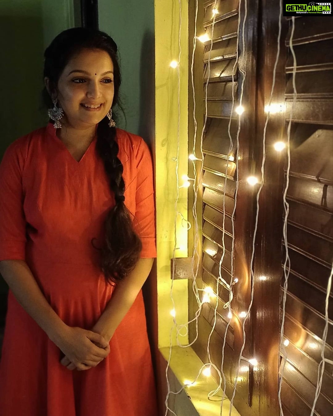 Saranya Mohan Instagram - Good night, and good luck.”❤️ 👗@wamikaattirelabel
