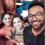 Saranya Mohan Instagram - With dearest Anu chechi❤️❤️❤️ @anususamajoseph @kovalamdental Zam Zam Bun Cafe
