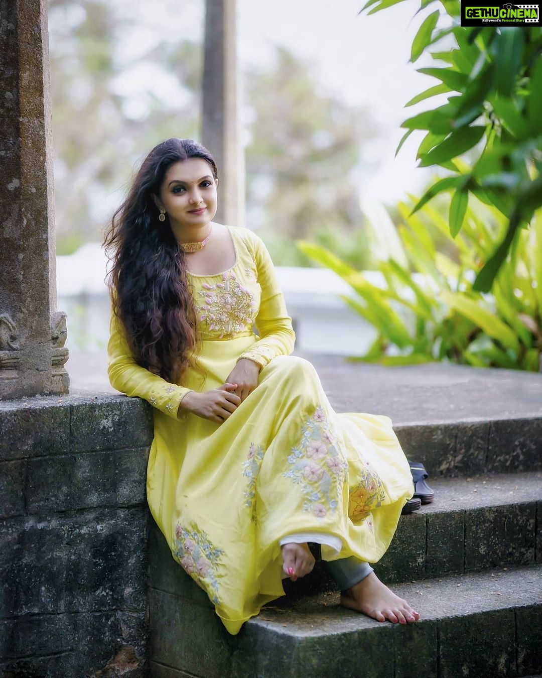 Saranya Mohan Instagram - You must not lose faith in humanity. Humanity is an ocean; if a few drops of the ocean are dirty, the ocean does not become dirty. πΈ @shaam_murali π @tintu_bhadran π @fingerprinz_bridal_hub @getaway_kovalam Getaway Beach Resort