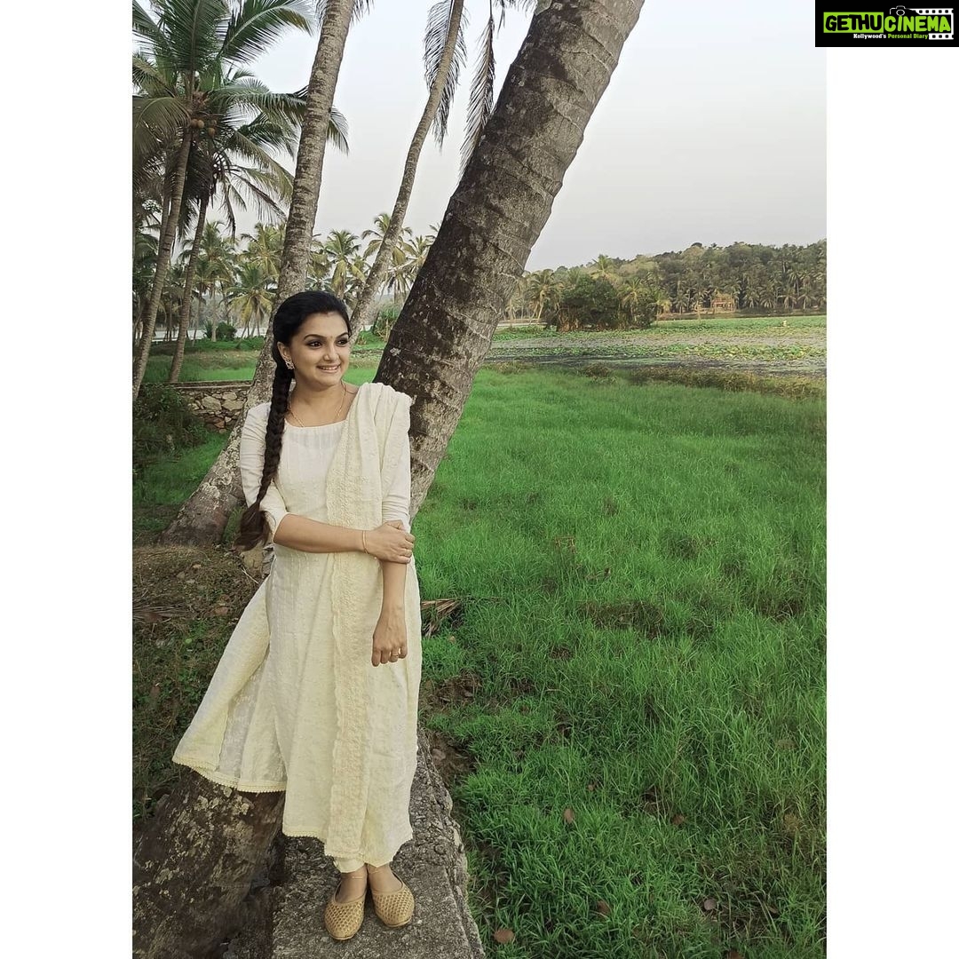 Saranya Mohan Instagram - The earth has music for those who listen. —William Shakespeare 📸@swami_bro 👗@glitzindia_fashions Trivandrum, India