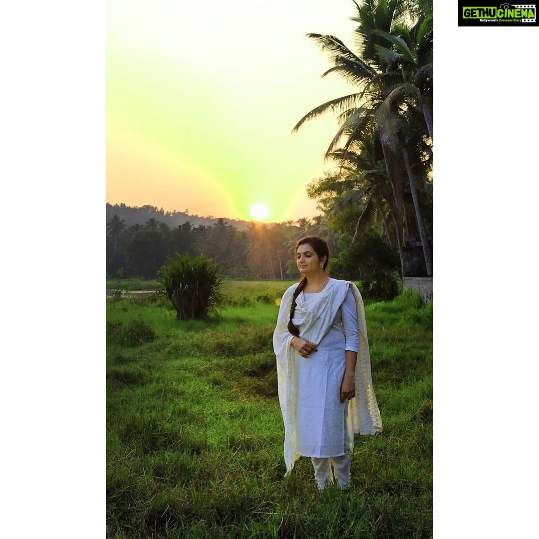 Saranya Mohan Instagram - Forget not that the earth delights to feel your bare feet and the winds long to play with your hair. —Khalil Gibran 👗 @glitzindia_fashions 📸 @swami_bro Trivandrum, India