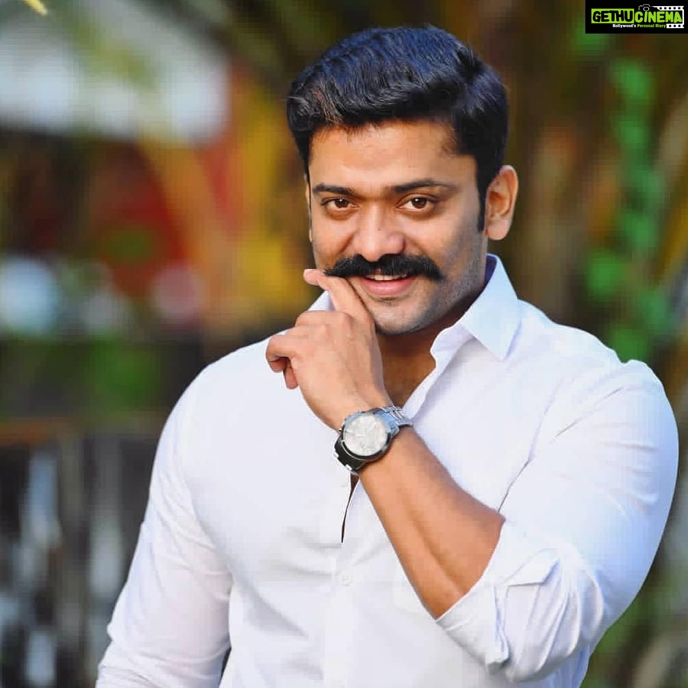 Saranya Mohan Instagram - Happy Birthday dear @manikuttantj bro ❤️ സാധാരണകാരിൽ സാധാരണകാരൻ ആയ ഞങ്ങളുടെ പ്രിയ സുഹൃത്ത് 🥰❤️ @swami_bro #bigbossmalayalam