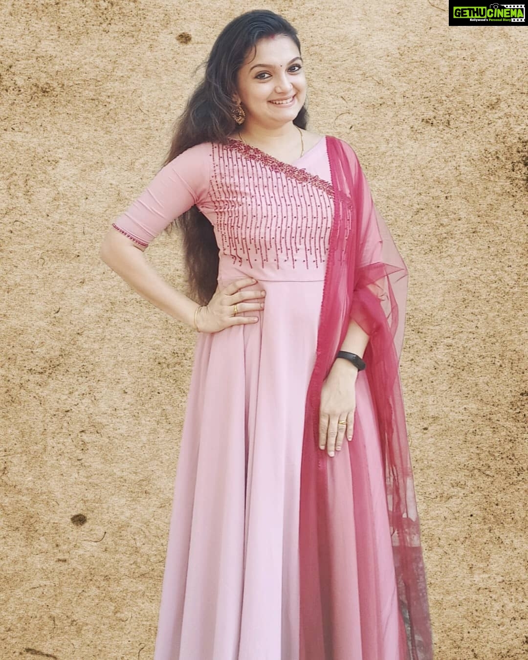 Saranya Mohan Instagram - 🥰 BE HAPPY🥰 👗 @glamgirldesigns