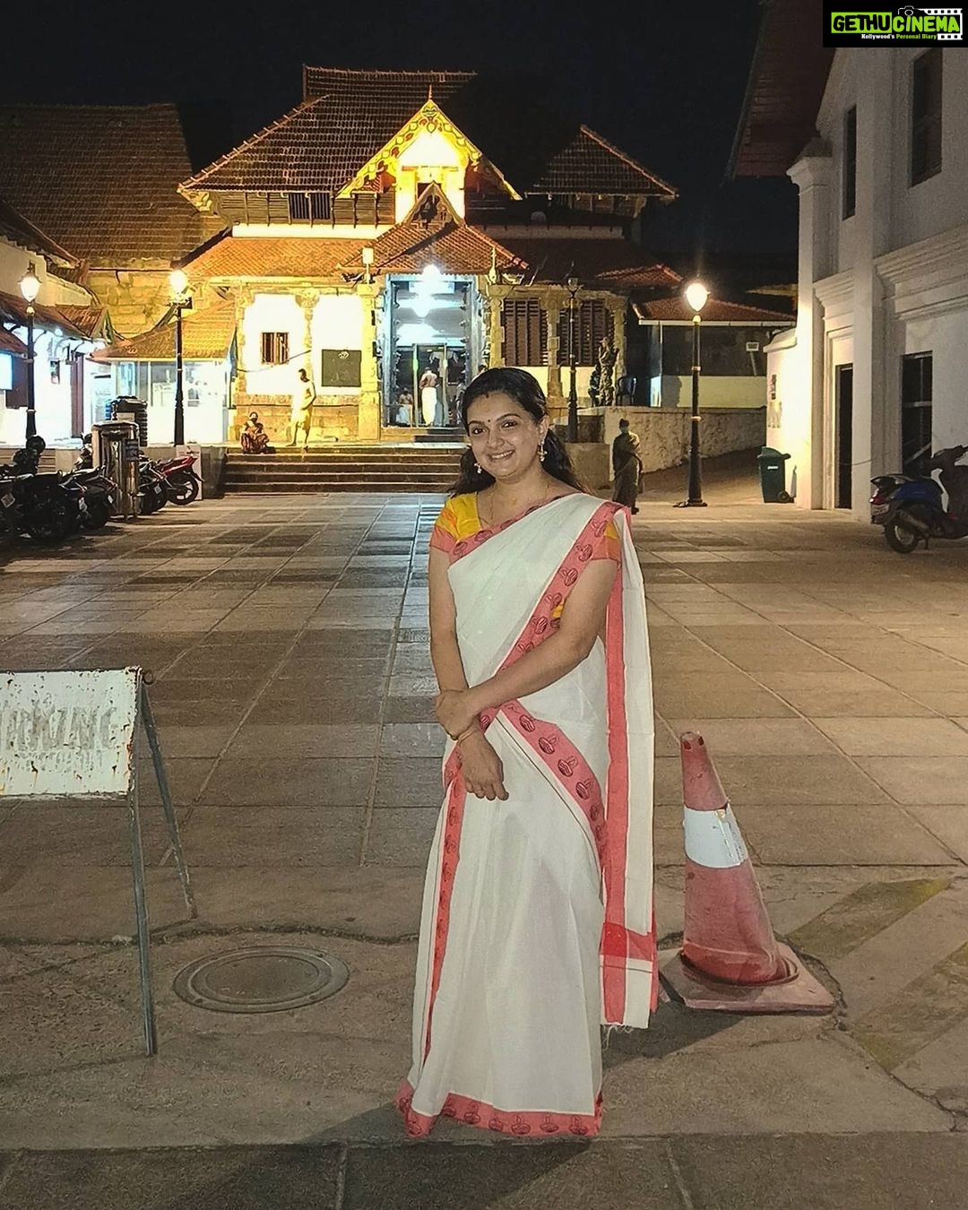 Saranya Mohan Instagram - Good morning😍🙏 Padmanabhaswamy Temple