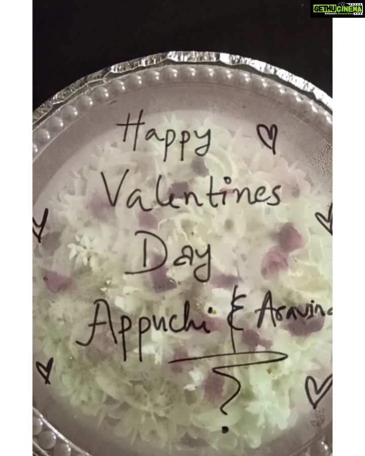 Saranya Mohan Instagram - Thank you @paro0o0o0o0 for this surprise🥰🥰🥰❤️❤️ @cake_cloud_paru..❤️ @swami_bro Happy Valentine's day friends,❤️ Trivandrum, India