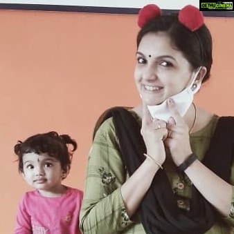 Saranya Mohan Instagram - Happy weekend friends from Mickey & Minnie 💞🤪