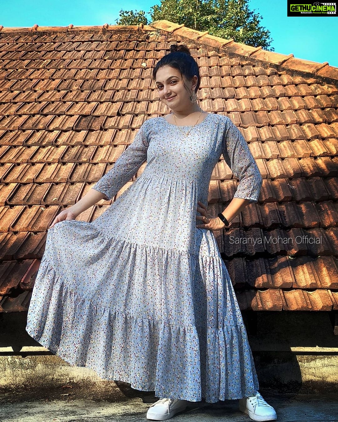 Saranya Mohan Instagram - 🥰❤️❤️ കുമ്പിടി 👗@lepapillonkochi5 📸@swami_bro