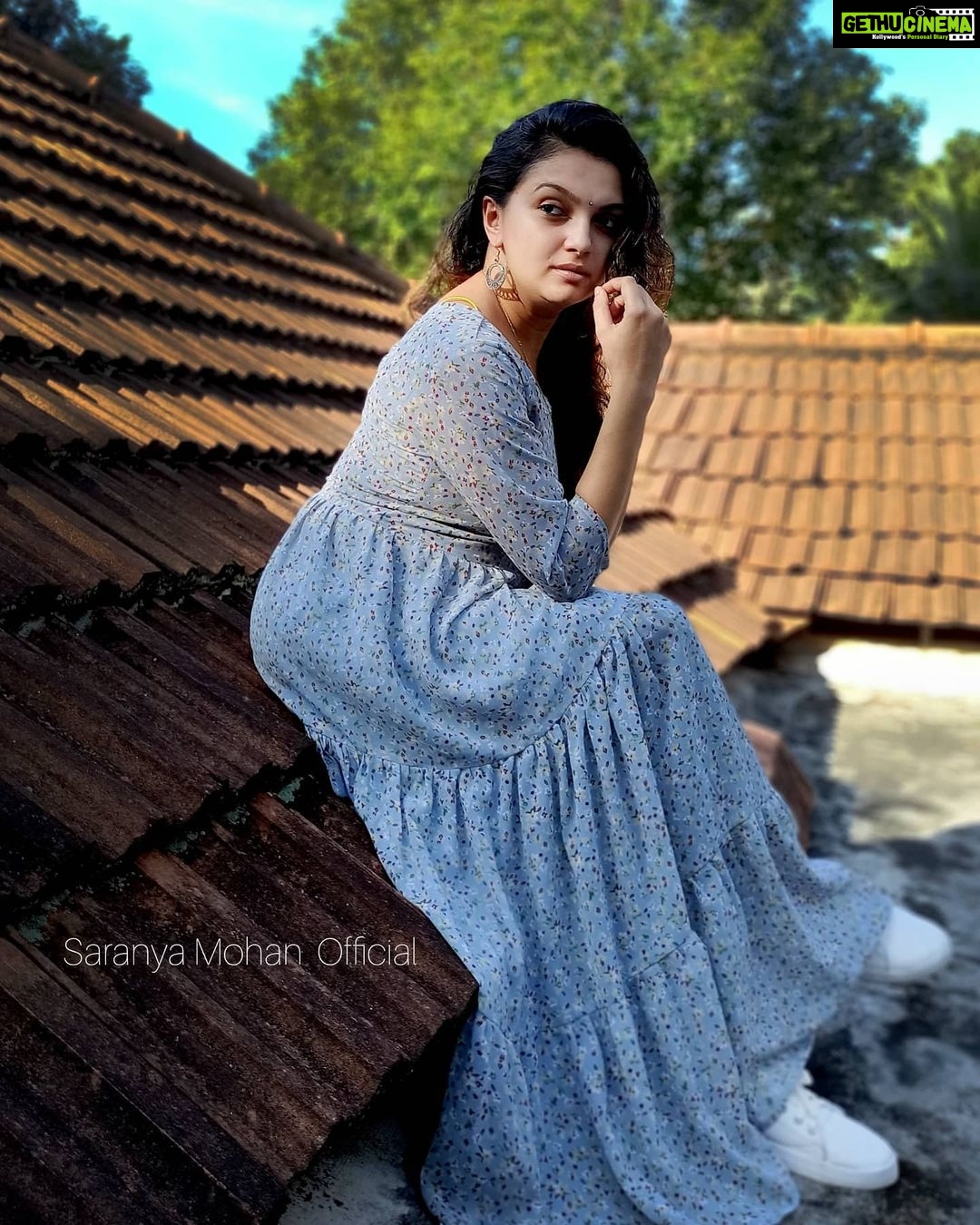 Saranya Mohan Instagram - ഓട് ഇളക്കി അകത്തു കയറുന്നേനു മുന്നേ ഉള്ള ദൃശ്യം. 📸 and Caption @swami_bro 👗@lepapillonkochi5 Trivandrum, India
