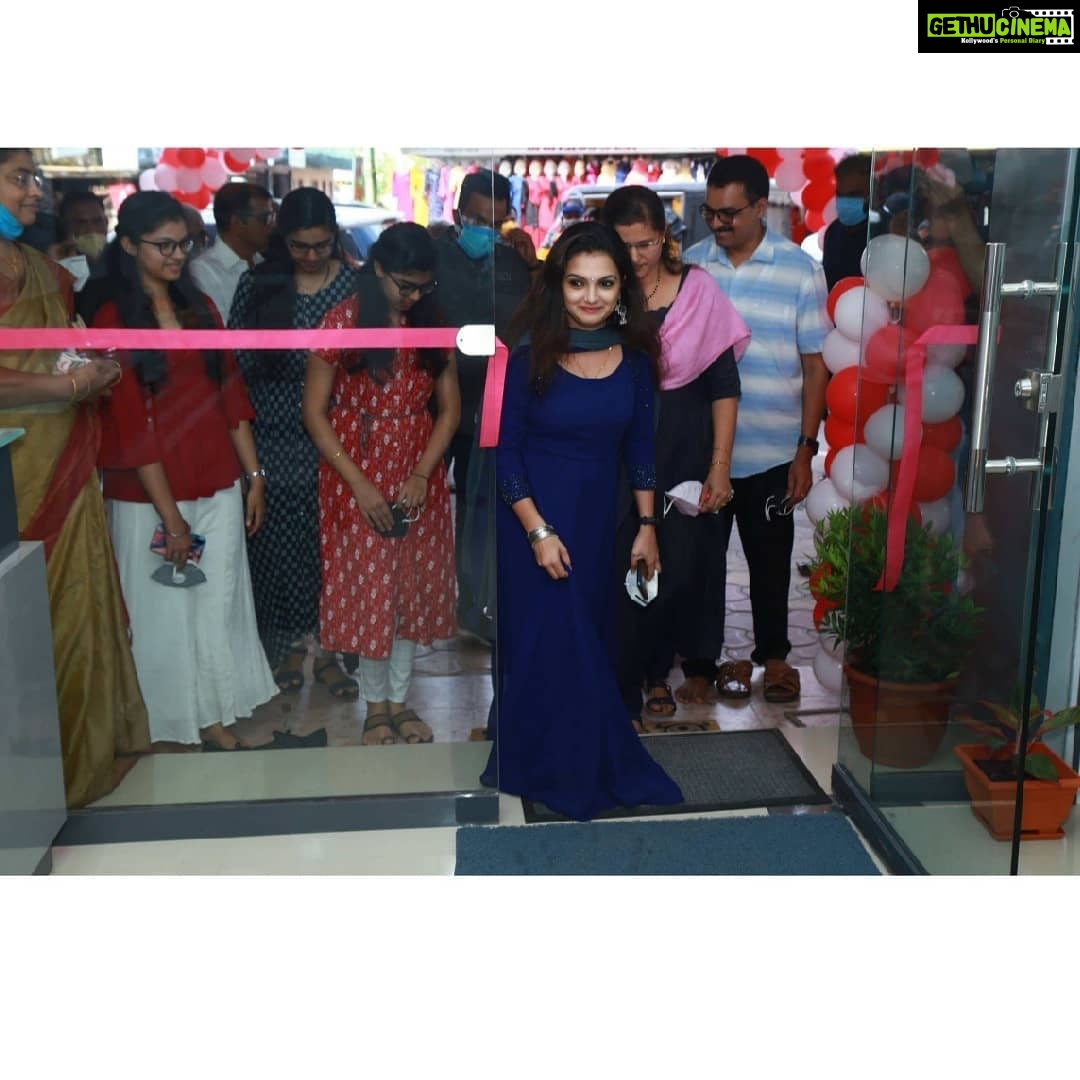 Saranya Mohan Instagram - January 4,2021ന് ഐറിസ് ഒപ്റ്റിക്സ് (Iris Optics), പത്തനംതിട്ടയുടെ ആദ്യ വില്പന നിർവഹിക്കുക ഉണ്ടായി. ഷിബു സർനും കുടുംബത്തിനും സ്നേഹാദരങ്ങളും ആശംസകളും 😊 Pathanamthitta