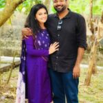 Saranya Mohan Instagram - Me : " ചേട്ടാ, ഞാൻ ഒന്ന് ചരിഞ്ഞു നിന്നോട്ടെ " Him :" എന്തിനു? " Me : "ഇല്ലേൽ.. നാളെ കഥ ഇറങ്ങും.. ഞാൻ പ്രെഗ്നന്റ് ആണെന്നും പറഞ്ഞു " Him: " അറിവില്ലാത്തതു കൊണ്ടല്ലേ.. പ്രെഗ്നൻസി സമയത്തു ഉണ്ടാകുന്ന Diastasis recti എന്ന അവസ്ഥ പോകാൻ സമയം എടുക്കും എന്നും അതിനെ പറ്റി നീ ഒരു അവബോധം പോസ്റ്റ്‌ ഇട് " Me : "അപ്പോൾ ഡയലോഗ് വരും പോയി exercise ചെയ്യാൻ.. ഇവിടെ തല കുത്തി നിക്കുന്നത് എനിക്കല്ലേ അറിയൂ.. " Him : " അറിവില്ലാത്തതു കൊണ്ടല്ലേ..നീ ഈ ഫോട്ടോ ഇട്ടു തന്നെ പോസ്റ്റ്‌ ചെയ്തു ഒരു ലിങ്ക് കൂടെ കൊടുക്കു " Me : "ഓക്കേ ചേട്ടാ.. അത് പോട്ടെ.. നിങ്ങൾ എന്തിനാ വയർ അകത്തേക്ക് വയ്ക്കണേ?" Him: " ഇനി ഞാൻ പ്രെഗ്നന്റ് ആണെന്ന് ആർക്കേലും തോന്നിയാലോ.." General Information post : https://www.webmd.com/baby/guide/abdominal-separation-diastasis-recti#1 PC @foodiemenon