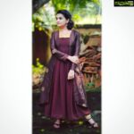 Saranya Mohan Instagram - "ദാ നോക്കൂ, മുറ്റത്തൊരു മൈന " എന്ന കമന്റ്‌ നിരോധിച്ചിരിക്കുന്നു 🤪 Dress Designed by @wamikaattirelabel #saranyamohan
