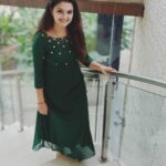 Saranya Mohan Instagram - Dress Designed by @laagire 😊 സദ്യ അടിച്ചു കിറുങ്ങി ഇരിക്കുന്ന ഭർത്താവിനെ കൊണ്ട് ഫോട്ടോ എടുപ്പിക്കുന്നത് എന്ത് കഷ്ടമാണ് 🤪🤪@swami_bro #saranyamohan