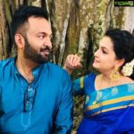 Saranya Mohan Instagram - ഒന്ന് റൊമാന്റിക് ആകാൻ പറഞ്ഞതല്ലേ ഉള്ളു. കോമഡി പറഞ്ഞ പോലെ ആണല്ലോ നോട്ടം 🤥🤥🤥@swami_bro