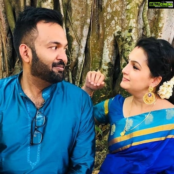 Saranya Mohan Instagram - ഒന്ന് റൊമാന്റിക് ആകാൻ പറഞ്ഞതല്ലേ ഉള്ളു. കോമഡി പറഞ്ഞ പോലെ ആണല്ലോ നോട്ടം 🤥🤥🤥@swami_bro
