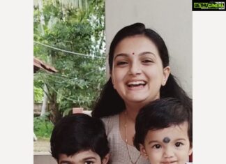 Saranya Mohan Instagram - Happy Independence day dear friends🥰❤️#india#independenceday#saranyamohan