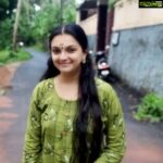 Saranya Mohan Instagram - ശുഭ ദിനം നേരുന്നു 😊❤️ Pic courtesy @swami_bro.#saranyamohan