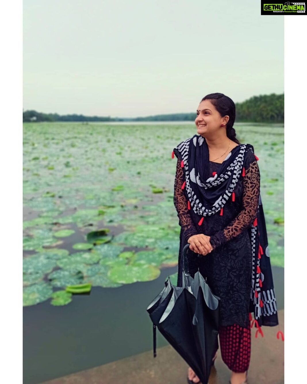 Saranya Mohan Instagram - Good Morning dear World..#saranyamohan Vavvamoola Kayal