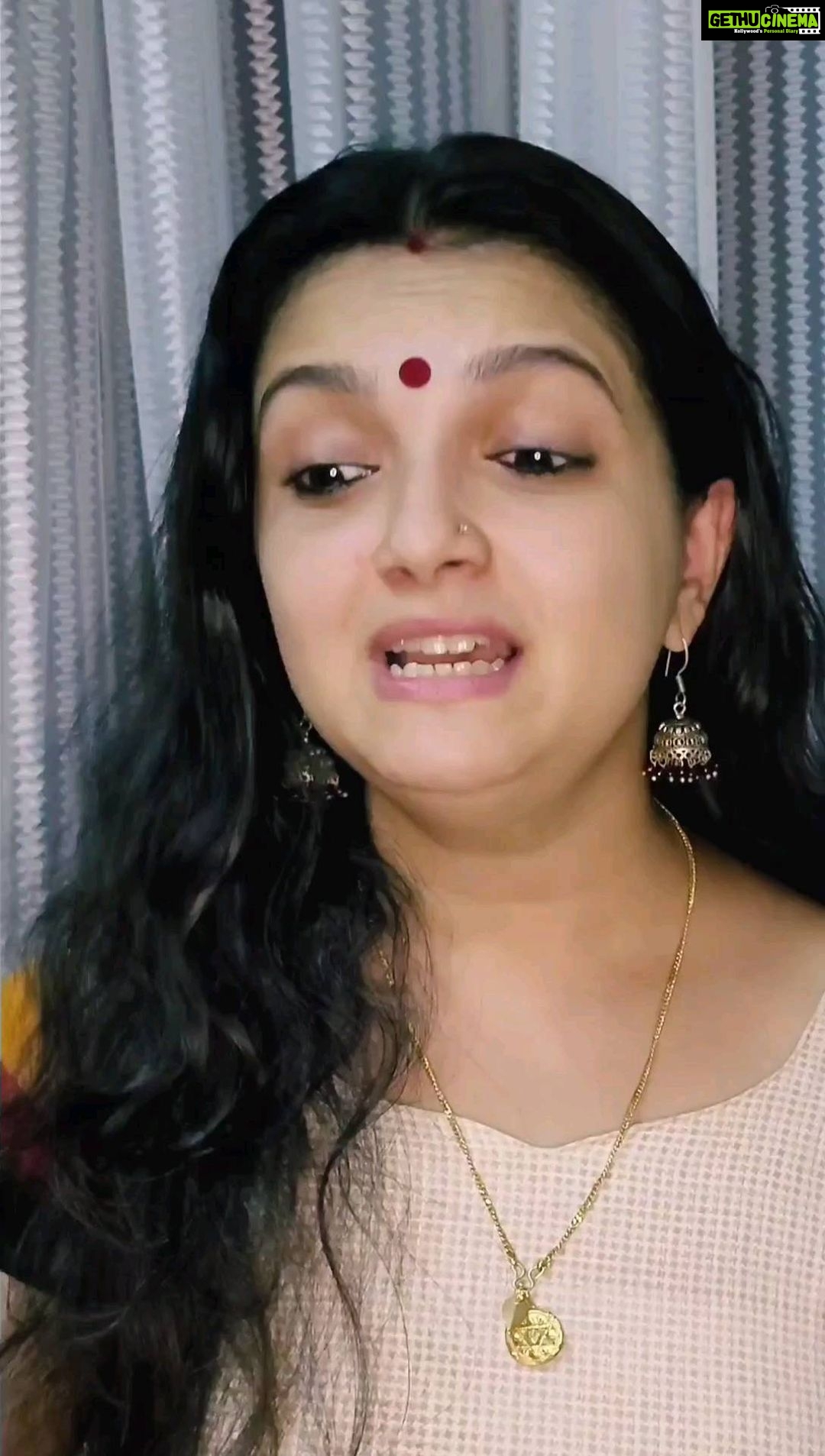 Saranya Mohan Instagram - എന്നാൽ പിന്നെ കുറച്ചു ഹിന്ദി -ബംഗാളി സംഗീതം ആയാലോ.. 😋 Please excuse my mistakes🙏🙏