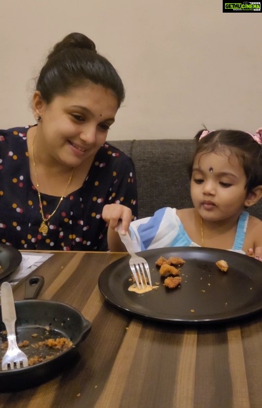 Saranya Mohan Instagram - When @alibaba41dishes decided to give us a feast š„°ā¤ Thank you @raneem_rinu and @alibaba41dishes Asian Seafood festival at Alibaba has been extended till this sunday. Do check it out⤠Trivandrum, India