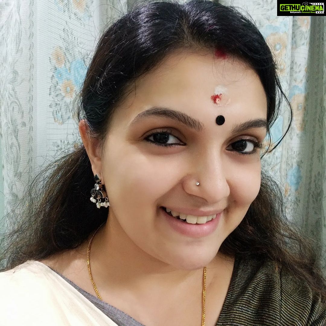 Saranya Mohan Instagram - Melancholy were the sounds on a winter's night😊 Ear piece @silversashjewels