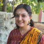 Saranya Mohan Instagram - Every day is a good day to be alive, whether the sun's shining or not. Ear rings from @silversashjewels