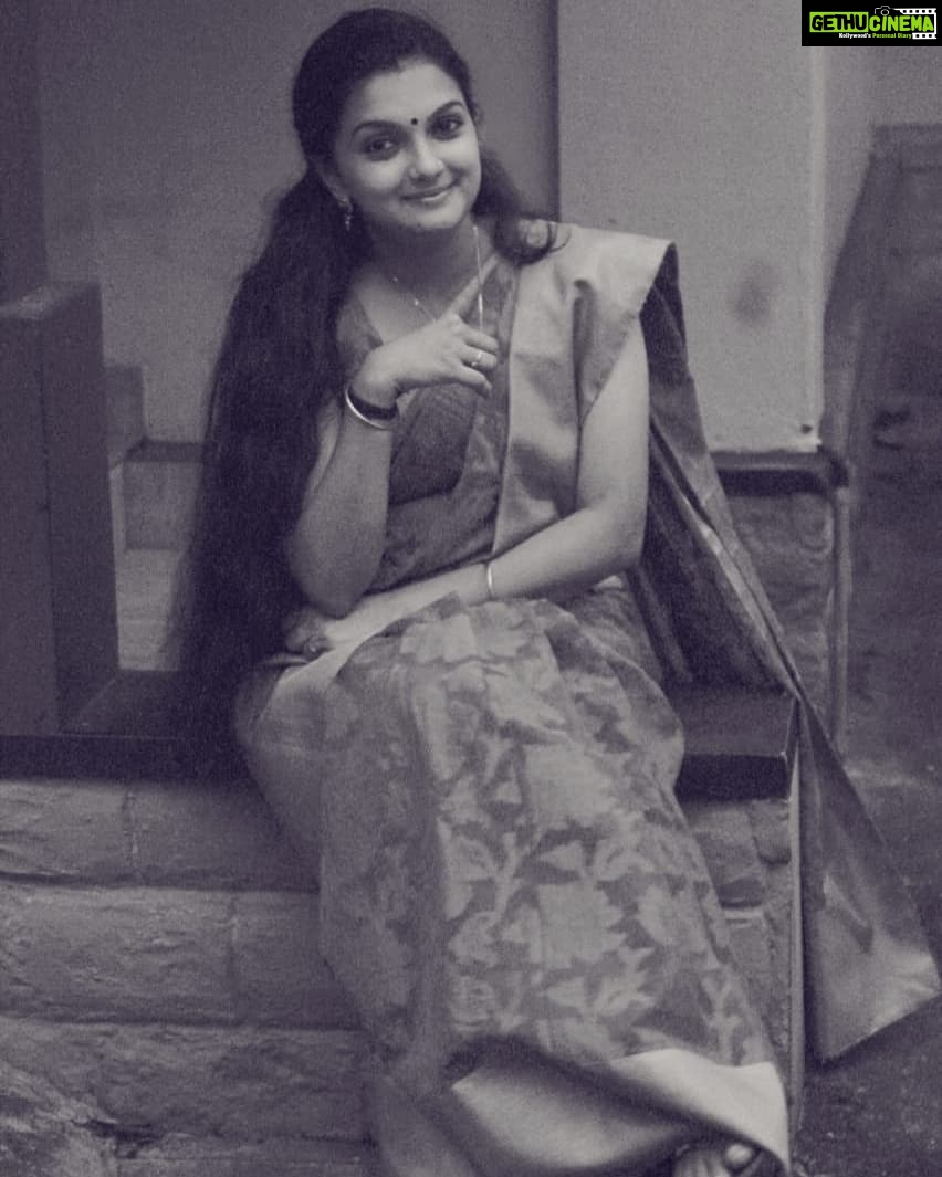 Saranya Mohan Instagram - :) Pic courtesy : @swami_bro #saranyamohan