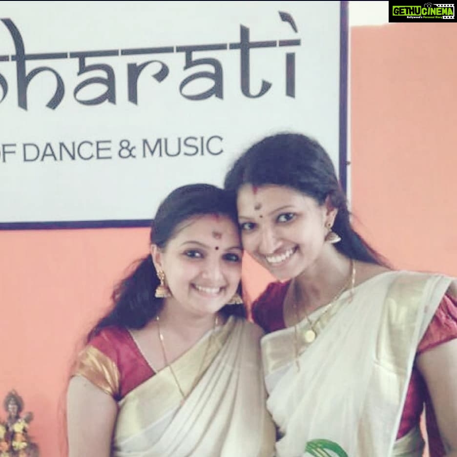 Saranya Mohan Instagram - With my dear Ammu :) #saranyamohan #sister#love