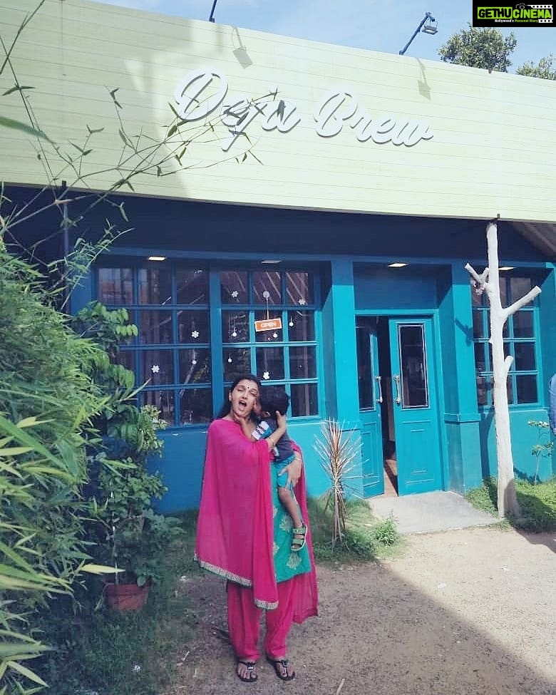 Saranya Mohan Instagram - He does it again. #poser#saranyamohan #paddu#baby Cafe Deja Brew