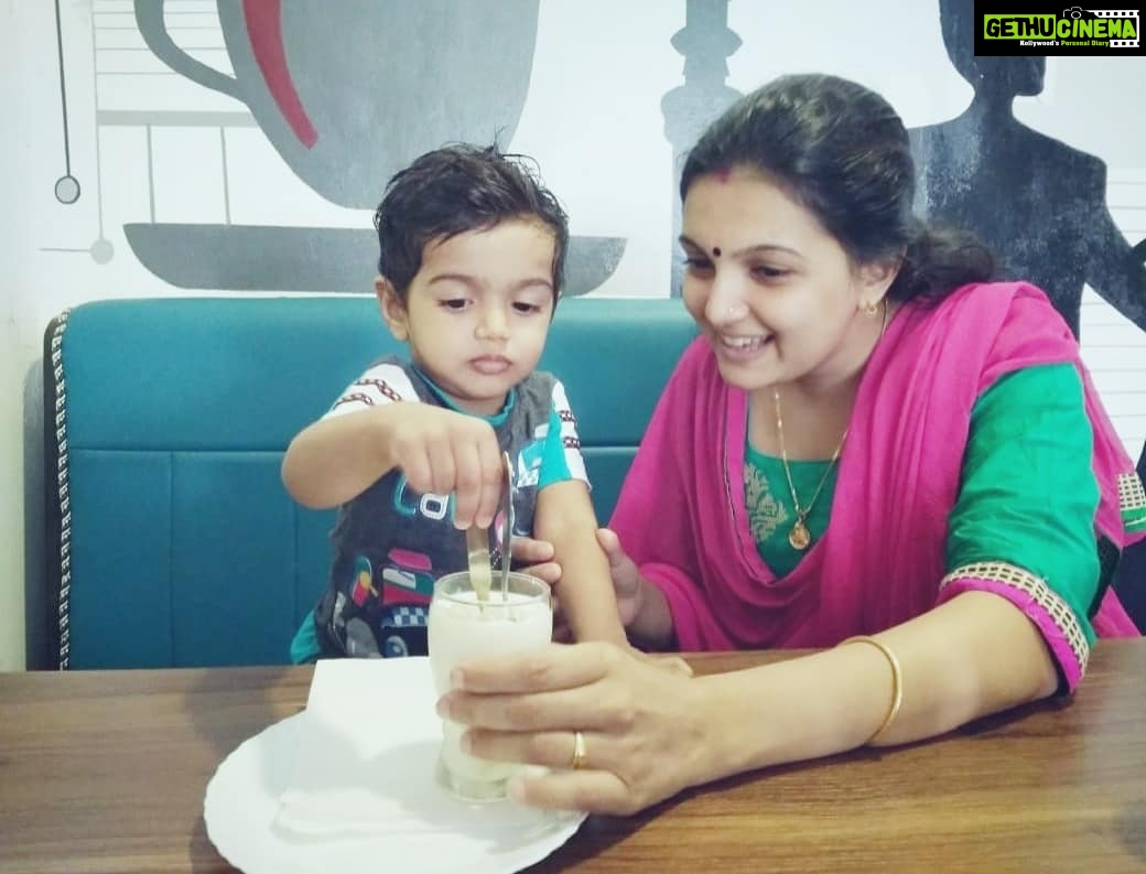 Saranya Mohan Instagram - Trying out white chocolate mousse from @dejabrewtvm #awsome#place#cafe#dejabrew Cafe Deja Brew