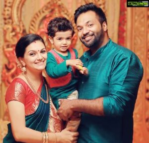 Saranya Mohan Instagram - Us :-* Thank you @framehuntphotography