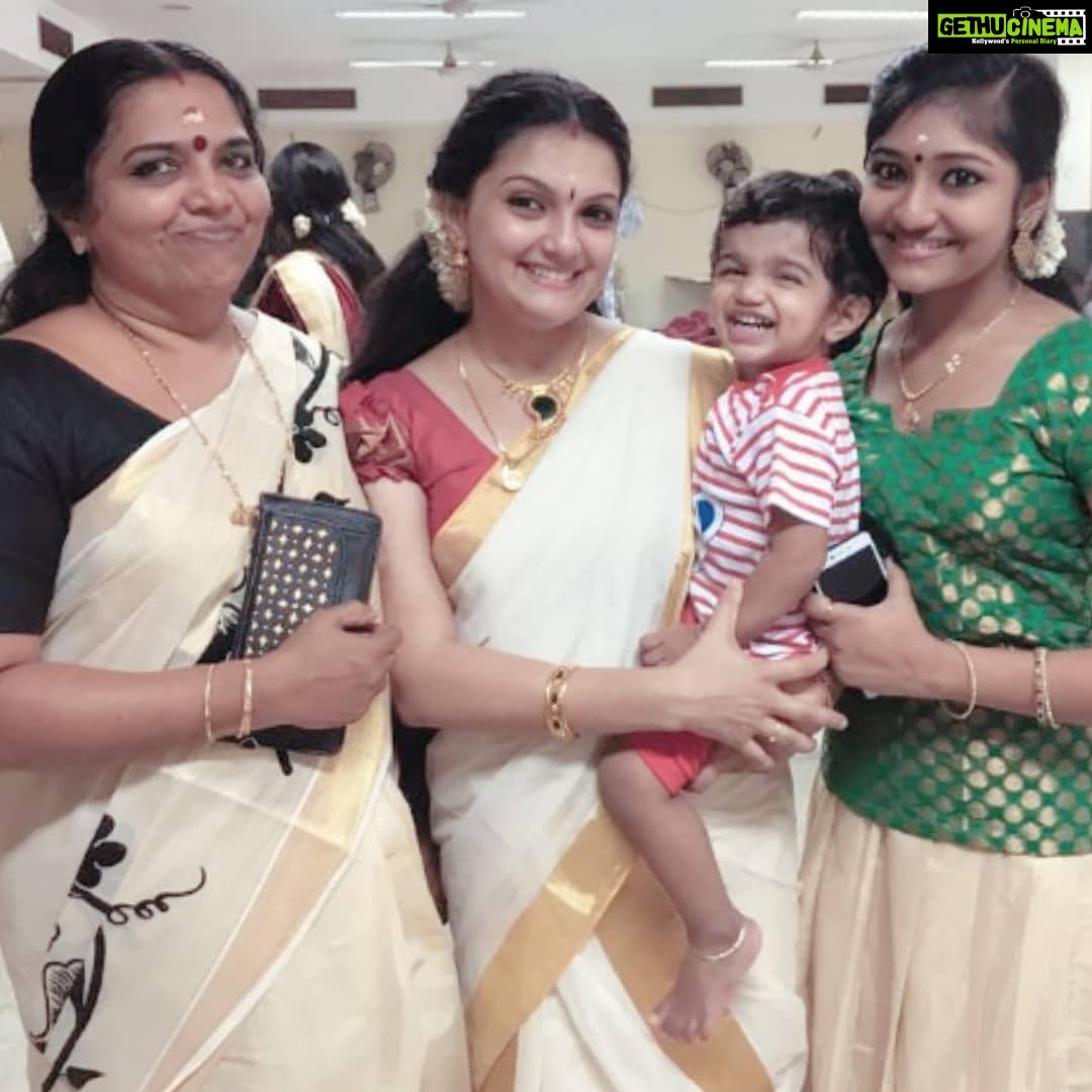 Saranya Mohan Instagram - ๐With my favourites ๐ #family @swami_bro photography